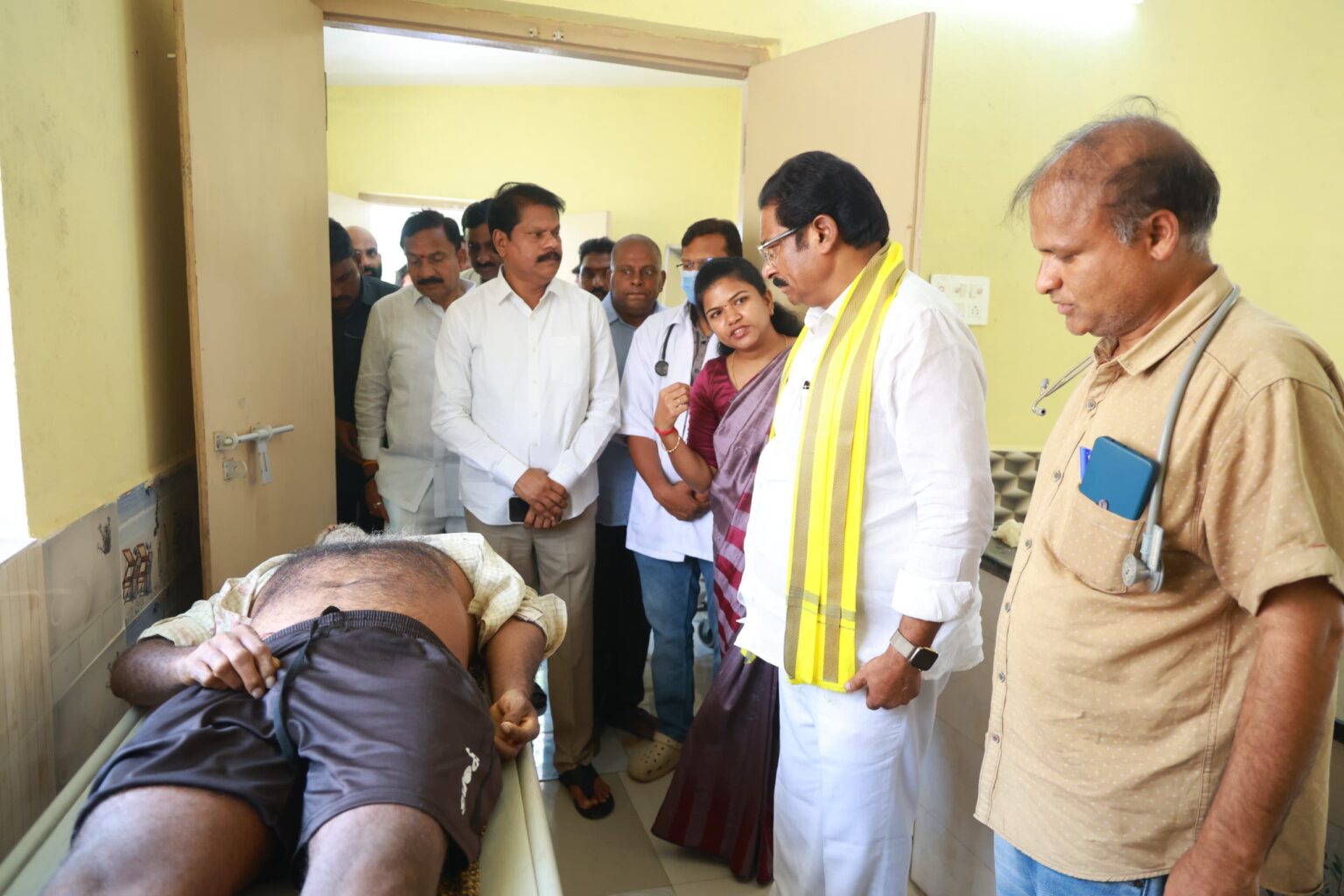 మృతదేహాలను సందర్శించిన ప్రభుత్వ చీఫ్ విప్ జీవి