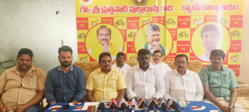 పోలీసులు సైతం బెదిరిస్తూ బ్లాక్మెయిల్ చేస్తుంది మాజీ మంత్రి విడుదల రజిని