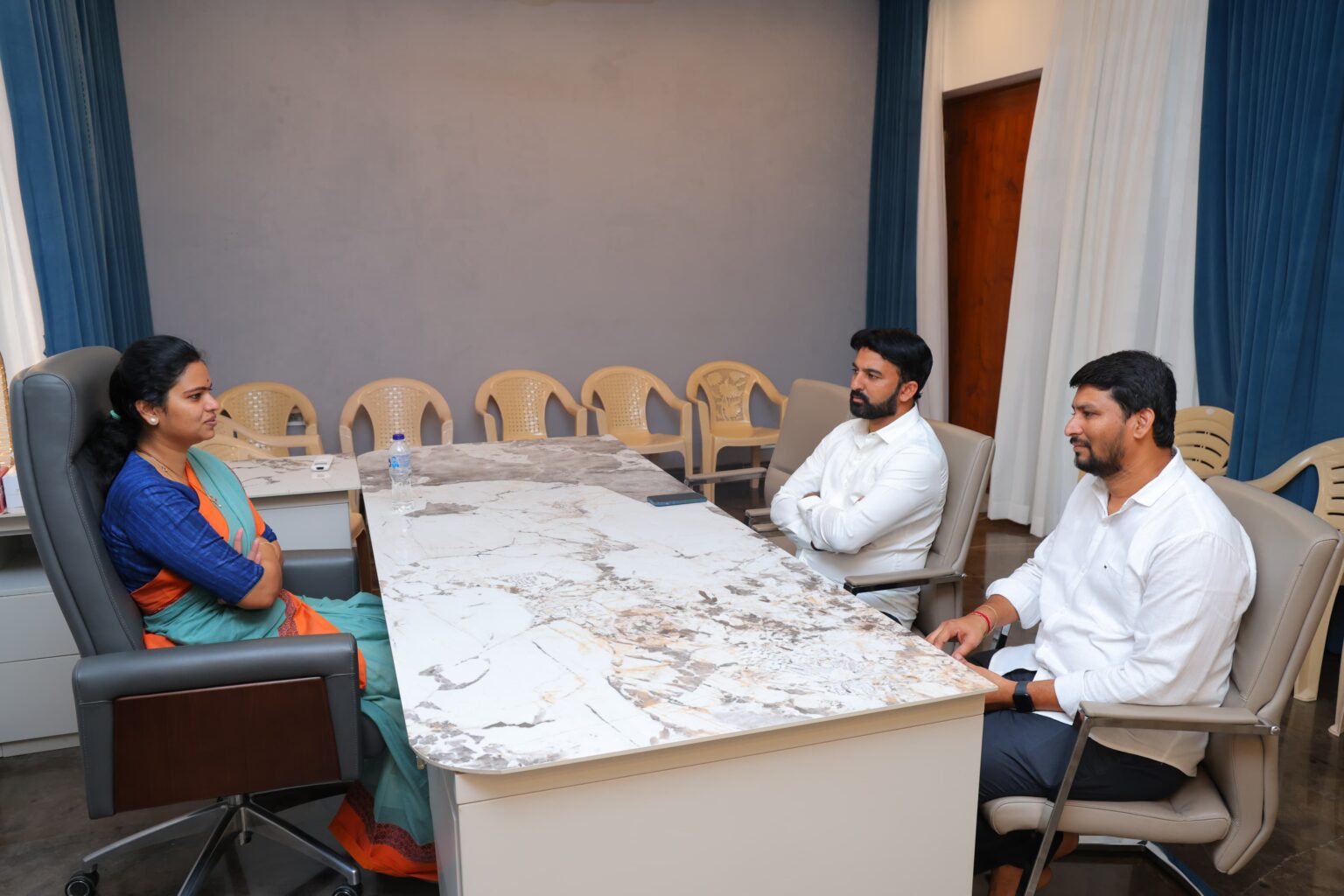 మాజీ మంత్రి వర్యులు శ్రీమతి విడదల రజిని చిలకలూరిపేట లోని వారి నివాసంలోగజ్జల సుధీర్ భార్గవ రెడ్డి.