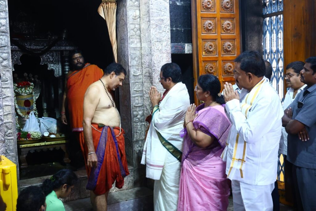 శ్రీ త్రికోటేశ్వర స్వామి ఆలయంలో జీవి దంపతులు ప్రత్యేక పూజలు
