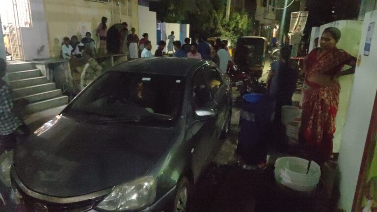 నరసరావుపేట పట్టణంలోని ఆవులు సత్రం కొనిశెట్టి లక్ష్మయ్య బజారులో కారు బీభత్సం