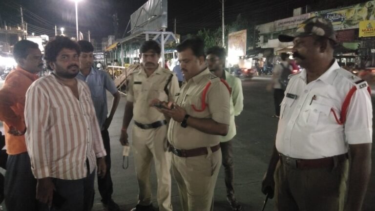 చిలకలూరిపేట పట్టణంలో వాహనాలు తనిఖీ