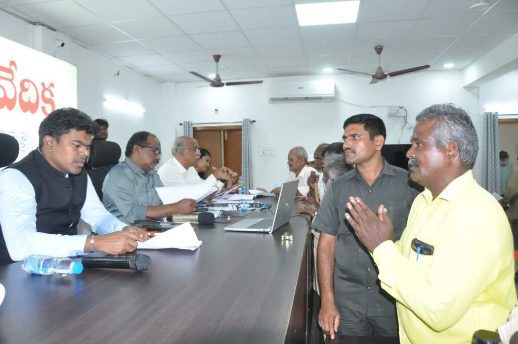 కలెక్టరేట్ లో జరిగిన (PGRS) ప్రజా సమస్యల పరిష్కార వేదికలో ప్రజల నుండి అర్జీలు స్వీకరిస్తున్న జిల్లా కలెక్టర్ పి.అరుణ్ బాబు…