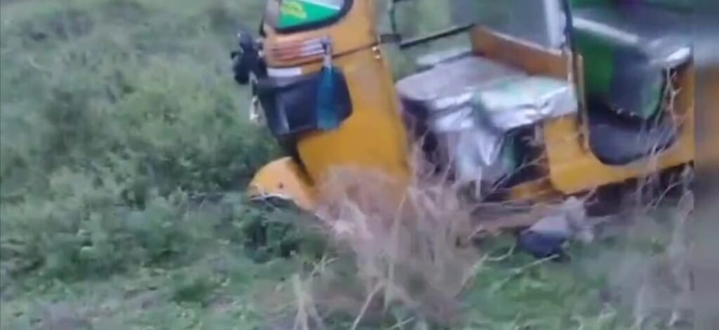 పొలాల్లోకి దూసుకుపోయిన ఆటో