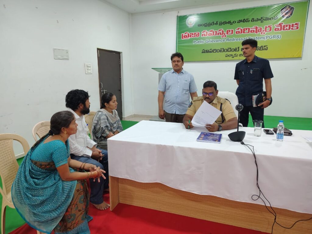 ప్రజా సమస్యల పరిష్కార వేదిక కార్యక్రమంలో పాల్గొని ప్రజల నుండి ఫిర్యాదులు స్వీకరించిన పల్నాడు జిల్లా ఎస్పీ కంచి శ్రీనివాసరావు