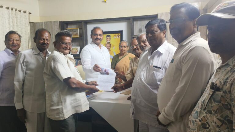 చిలకలూరిపేట శాసనసభ్యులు ప్రత్తిపాటి పుల్లారావును కలిసిన ప్రభుత్వ చిన్న పిల్లల హాస్పిటల్ సాధన అఖిలపక్ష కమిటీ