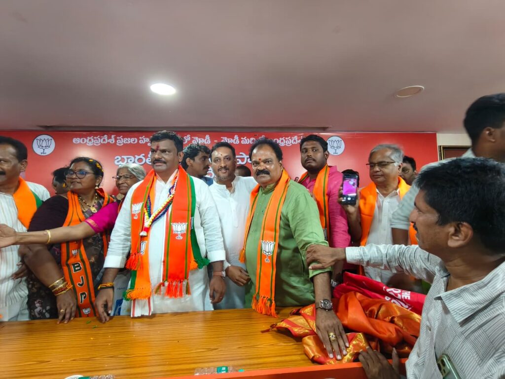 బీజేపీ లో చేరిన గట్ట హేమ