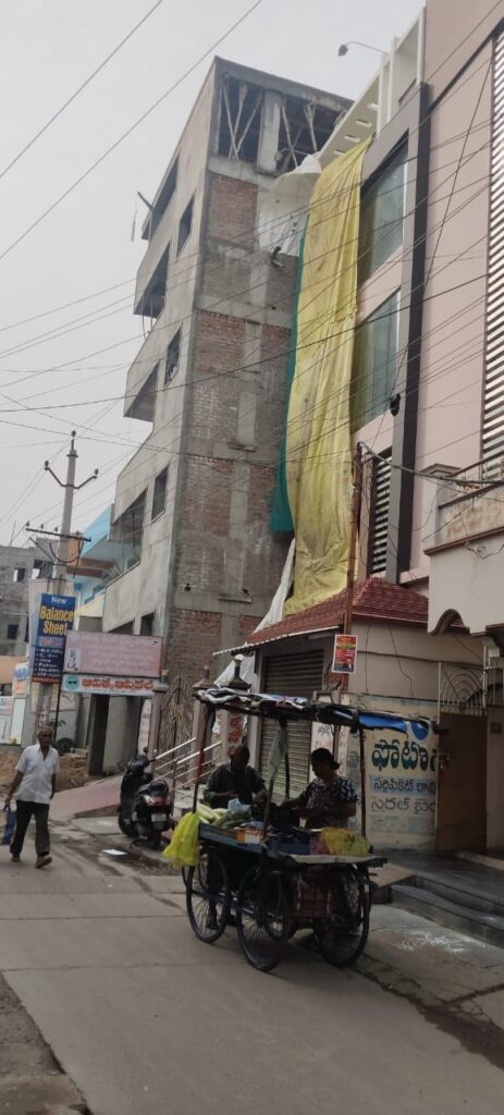 మాస్టర్ ప్లాన్ రోడ్డు ఆక్రమించి నిర్మాణం