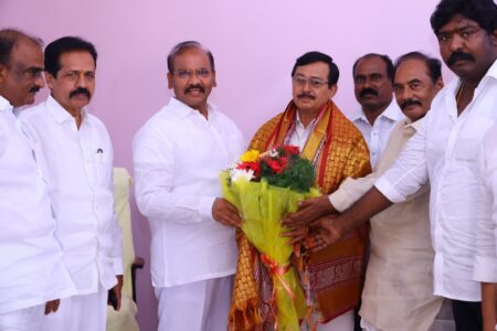 మార్కెట్ యార్డ్ చైర్మన్ గా ఎన్నికైన అనంతరం ప్రత్తిపాటి పుల్లారావు గారిని మర్యాదపూర్వకంగా కలిసిన షేక్ కరీముల్లా