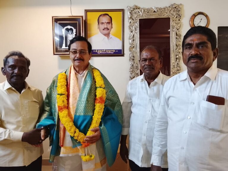 మార్కెట్ యార్డ్ చైర్మన్ కు సన్మానం