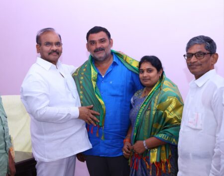 నూతన మార్కెట్ యార్డు డైరెక్టర్ నెల్లూరి శాంతి ప్రియ ని ఘనంగా సత్కరించిన ప్రత్తిపాటి