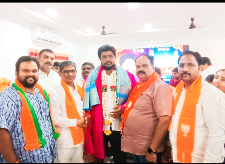 మేకల హనుమంతరావు ని ఘనంగా సన్మానించిన మల్లెల శివ నాగేశ్వరరావు