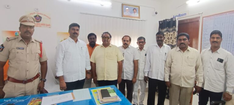 చిలకలూరిపేట పట్టణ సర్కిల్ ఇన్స్పెక్టర్ పి రమేష్ గారికి పుట్టినరోజు శుభాకాంక్షలు తెలియజేసిన మల్లెల శివ నాగేశ్వరరావు మిత్ర బృందం