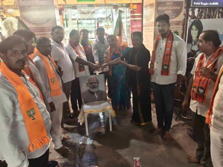 చిలకలూరిపేట భారతీయ జనతా పార్టీ ఆధ్వర్యంలో మాన్యశ్రీ ప్రధానమంత్రి నరేంద్ర మోడీ గారికి పాలాభిషేకం