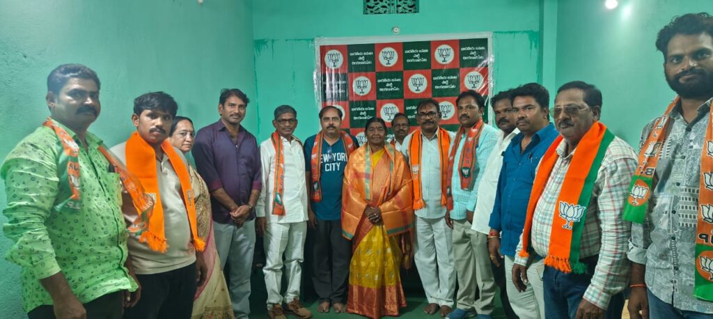 చిలకలూరిపేట బీజేపీ కార్యాలయం లో వడ్డెర కార్పొరేషన్ డైరెక్టర్ కు సన్మానం