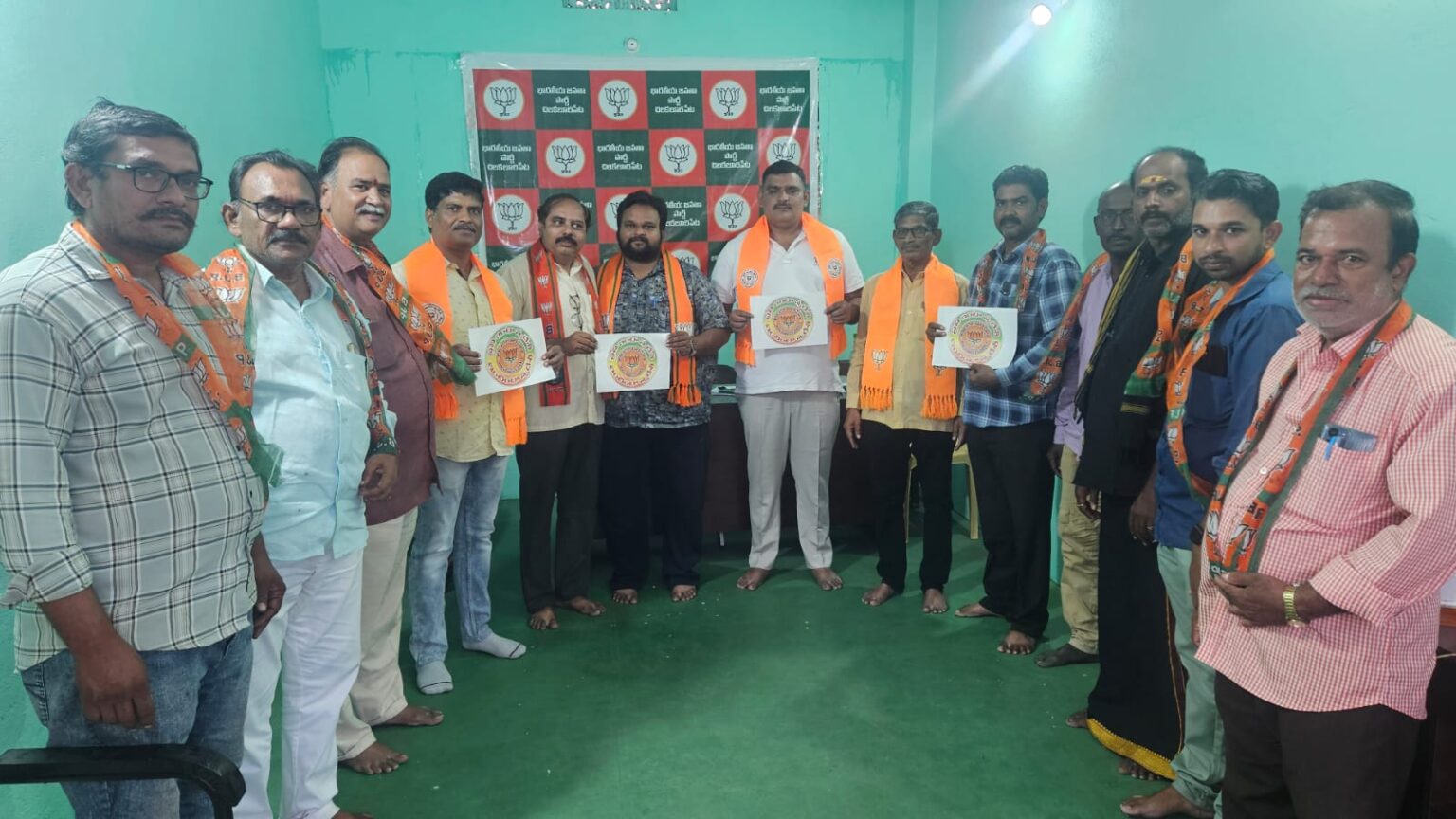 ప్రతి ఇంటా స్వదేశీ ఇంటింటా స్వదేశీ పోస్టర్ను ఆవిష్కరించిన బిజెపి నాయకులు