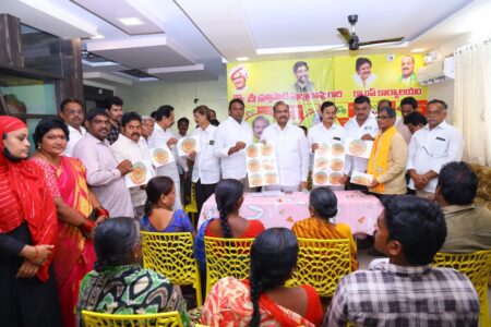 ఎన్డీఏ కూటమి ఆధ్వర్యంలో ప్రతి ఇంటా స్వదేశీ ఇంటింటా స్వదేశీ అనే పోస్టర్ను ఆవిష్కరణ