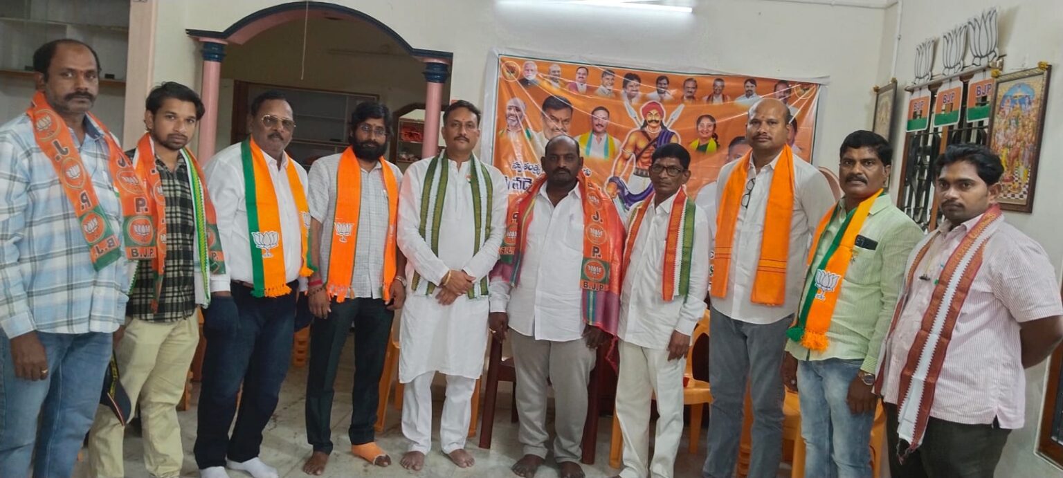 చిలకలూరిపేట నుండి 20 మంది యువకులు పల్నాడు జిల్లా అధ్యక్షులు ఏలూరి శశి కుమార్ గారి ఆధ్వర్యంలో బీజేపీలో చేరిక