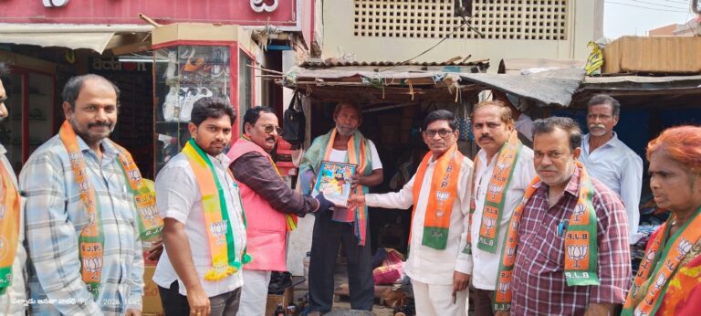 ఆధ్యాత్మిక గురువు సంత్ రవిదాస్ జయంతి సందర్బంగా చెప్పులు కుట్టే వారిని బీజేపీ తరుపున ఘనంగా సన్మానించడం జరిగింది