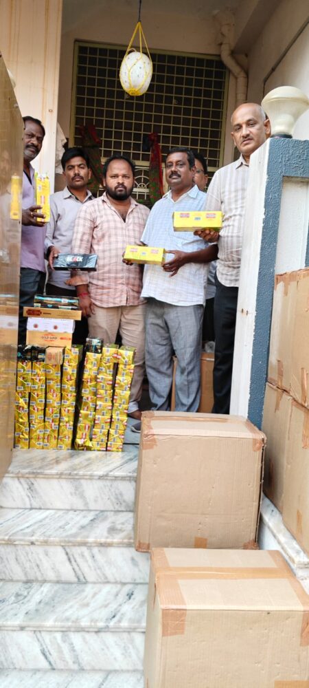 విజిలెన్స్ దాడుల్లో భారీగా నకిలీ సిగరెట్లు ల పట్టివేత