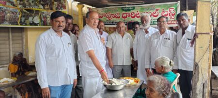 బాపూజీ వృద్ధాశ్రమంలో అన్నదానంయషిక క్షేత్ర పుట్టినరోజు వేడుకలు