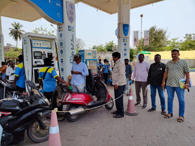 చిలకలూరిపేటలో పెట్రోల్ బంకుల తనిఖీ
