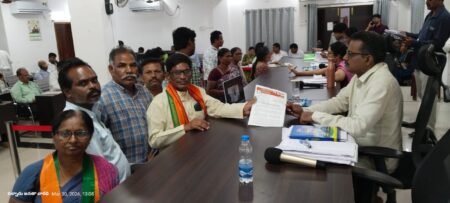 సనాతన హిందూ ధర్మ పరిరక్షణ సమితి జాతీయ అధ్యక్షులు మల్లెల శివ నాగేశ్వరరావు ఆధ్వర్యంలో హిందూ దేవాలయాల భూముల ఆక్రమణ పై వినతి పత్రం సమర్పించడం జరిగింది