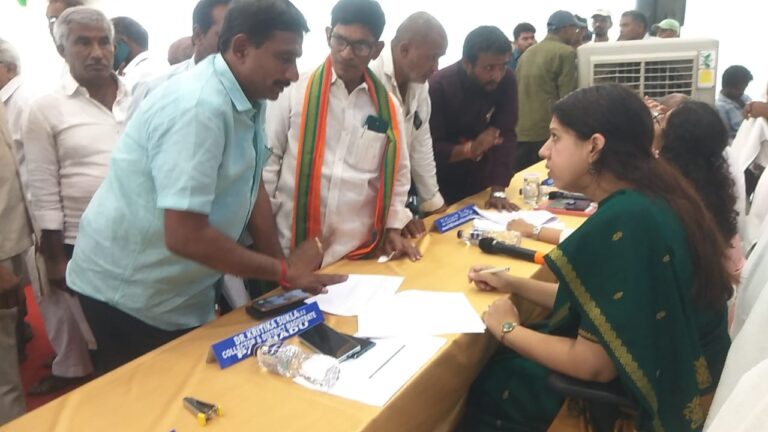 పల్నాడు జిల్లా కలెక్టర్ కార్యాలయంలో డ్వాక్రా మహిళల సమస్యలపై జనతా వారధి ఆధ్వర్యంలో వినతిపత్రం సమర్పణ
