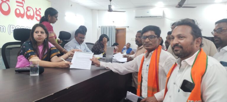 పల్నాడు జిల్లా కలెక్టర్కు జనతా వారధి ఆధ్వర్యంలో వినతిపత్రం సమర్పించారు
