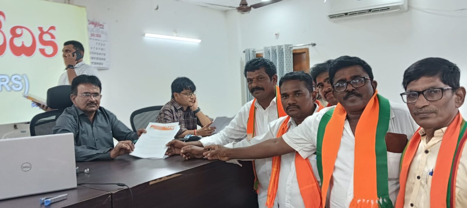 పల్నాడు జిల్లా కలెక్టర్ కార్యాలయంలో జనతా వారధి ఆధ్వర్యంలో వినతిపత్రం సమర్పణ