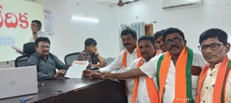 పల్నాడు జిల్లా కలెక్టర్ కార్యాలయంలో జనతా వారధి ఆధ్వర్యంలో వినతిపత్రం సమర్పణ