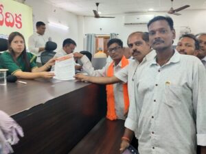 చేనేత సహకార సంఘాల ప్రక్షాళన, పారదర్శక ఎన్నికలు, APCOలో ప్రజాస్వామ్య పాలన, నేతన్నల బకాయిల పరిష్కారం గురించి వినతి పత్రం సమర్పించడం జరిగింది