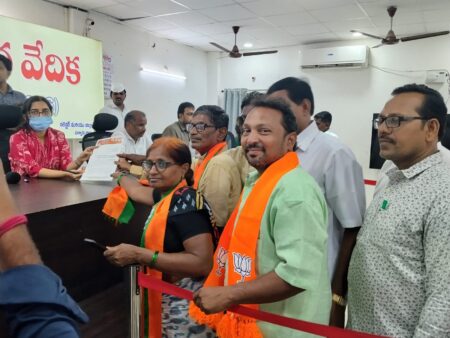 జనతా వారధి కార్యక్రమంలో భాగంగా పల్నాడు జిల్లా కలెక్టర్ కార్యాలయంలో డిప్యూటీ కలెక్టర్ గారికి వినతి పత్రం సమర్పించడం జరిగింది