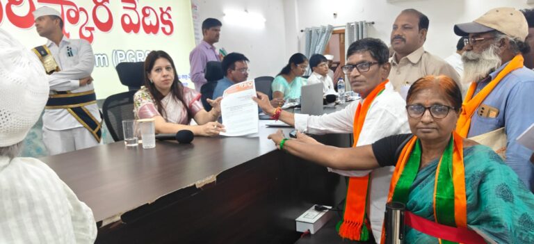 జనతా వారధి కార్యక్రమంలో భాగంగా పల్నాడు జిల్లా కలెక్టర్ కార్యాలయంలో వినతి పత్రం సమర్పించడం జరిగింది
