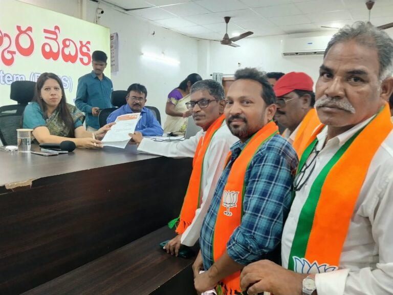 జనతా వారధి కార్యక్రమంలో భాగంగా పల్నాడు జిల్లా కలెక్టర్ కార్యాలయంలో వినతి పత్రం సమర్పించడం జరిగింది