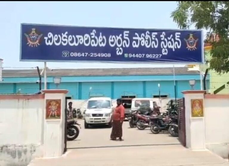 చిలకలూరిపేటలో బహిరంగంగా మద్యం సేవించిన 14 మందికి రూ.14 వేల జరిమానా