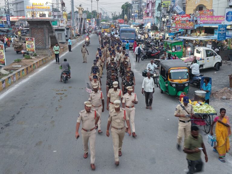 మున్సిపల్ ఎన్నికల వేళ చిలకలూరిపేటలో పోలీసుల భారీ సాయుధ కవాతు