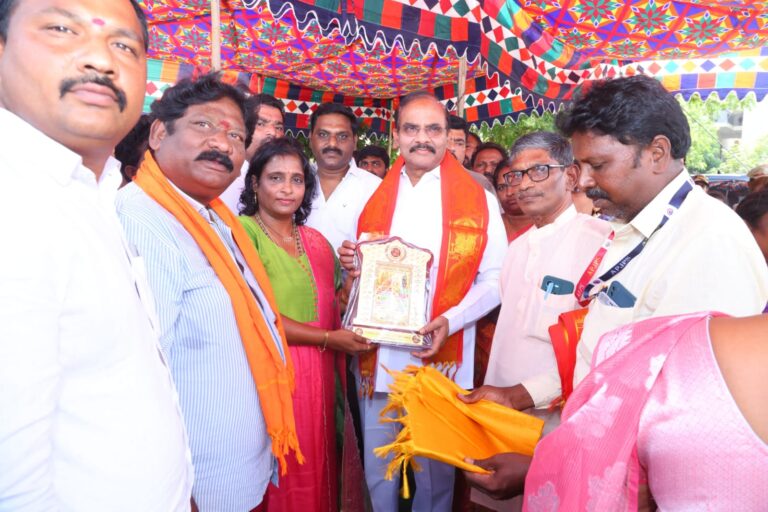 సనాతన హిందూ ధర్మ పరిరక్షణ సమితి తరుపున టిడ్కో గృహాల సముదాయంలో ఆలయ నిర్మాణనానికి భూమిపూజ చేసిన ఎమ్మెల్యే ప్రత్తిపాటి పుల్లారావు.